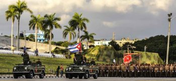 Inicio del desfile de las tropas de las Fuerzas Armadas Revolucionarias (FAR), con el Estado Mayor y la Enseña Nacional, y  las instituciones docentes de las FAR,  durante la Revista Militar y marcha del pueblo combatiente, en ocasión del 60 aniversario de la heroica sublevación en Santiago de Cuba y del Desembarco de los expedicionarios del Granma, Día de las Fuerzas Armadas Revolucionarias, en homenaje al Comandante en Jefe de la Revolución Cubana y a nuestra juventud. en La Habana, el 2 de enero de 2017.    ACN  FOTO/ Oriol de la Cruz ATENCIO/ rrcc