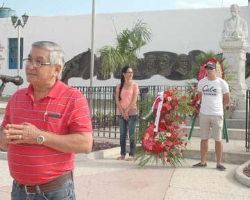 El presidente provincial de la Upec en Holguín, Félix Hernández, durante el homenaje al Maestro (Foto: EBP)
