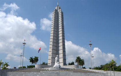 Plaza con Memorial Jose Marti