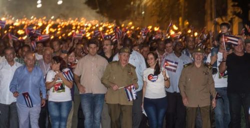 El General de Ejército Raúl Castro Ruz, Primer Secretario del Comité Central del Partido Comunista de Cuba y Presidente de los Consejos de Estado y de Ministros, junto a otros dirigentes de la Revolución cubana, estudiantes y pueblo en general, participan en la tradicional Marcha de las Antorchas, desde la escalinata de la Universidad de La Habana (Foto: Marcelino Vázquez/ACN)