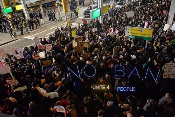 Manifestantes estadounidenses protestan el sábado 28 de enero de 2017 en el aeropuerto de Nueva York JFK por el veto de Trump a la entrada de refugiados. Foto: Stephanie Keith/ AFP.