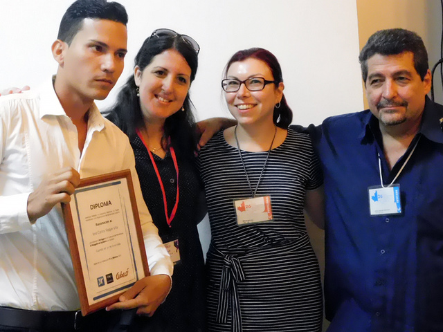 El joven Juan Carlos Roque Vila (izq.) resultó ganador del primer premio (Foto: YAG)