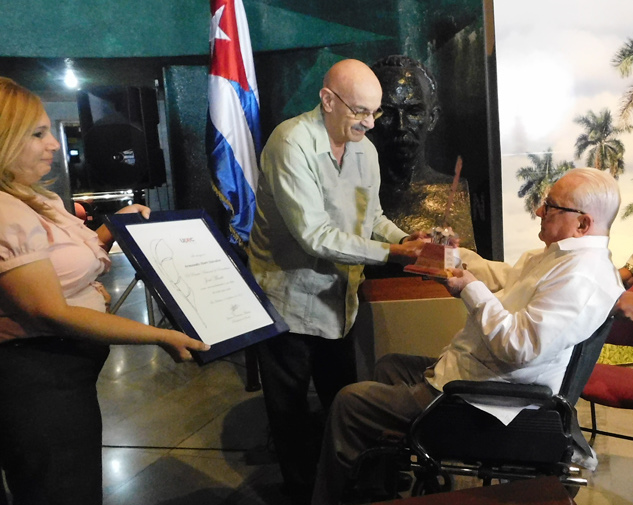 El destacado intelectual revolucionario Armando Hart recibe el Premio Nacional de Periodismo José Martí de manos de Antonio Moltó, presidente de la Upec (Foto: Yoandry Avila Guerra)