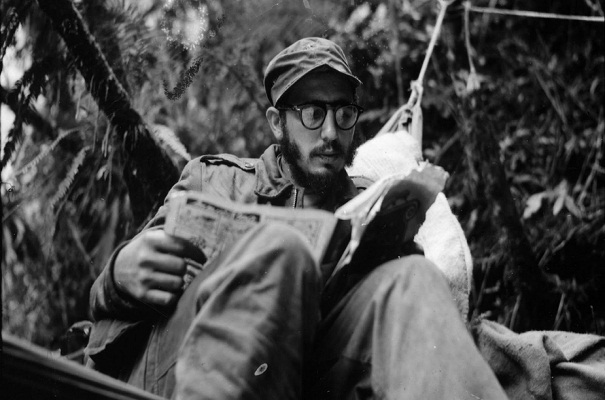 FIDEL-CASTRO-LEYENDO-CUBA-REVOLUCIONARIA1