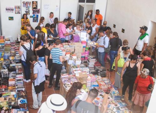 Area de venta de libros en la Fortaleza de la Cabaña (Foto: Diana Inés Rodríguez/ ACN)