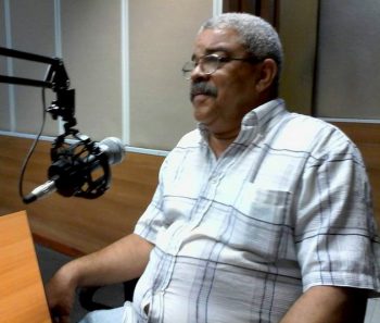 Pedro de la Hoz, Premio Nacional de Periodismo José Martí por la obra de la vida, en una foto durante su participación en la revista cultural Así, de Radio Rebelde (Foto: Radio Cubana)