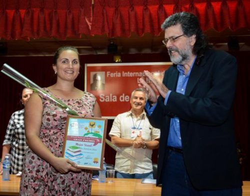 Abel Prieto (D), Ministro de Cultura, entrega el Gran Premio, al Mejor Stand, para Canadá, país invitado de honor a la de la XXVI Feria Internacional del Libro de La Habana (Foto: Abel Padrón Padilla/ ACN)