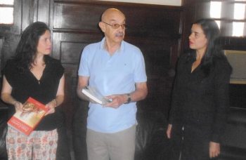 De izquierda a derecha Javiera Olivares, presidenta nacional del Colegio de Periodistas de Chile; Antonio Moltó, presidente de la Upec y Florencia Lagos, agregada cultural de la Emabajada de Chile en Cuba, durante el encuentro en el Upec. (Foto: Autor) 