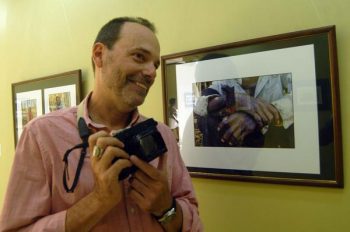 El fotógrafo estadounidense Tony Sabino, durante la inauguración de su exposición El rostro del neocolonialismo, en la Galería de Arte Universal de Santiago de Cuba (Foto: MRJ/ACN)