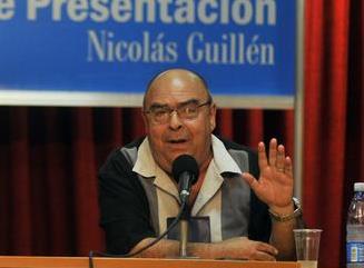 Ciro Bianchi Ross, en una gráfica de 2014 en la Feria del Libro (Foto: Abel Ernesto/ACN)