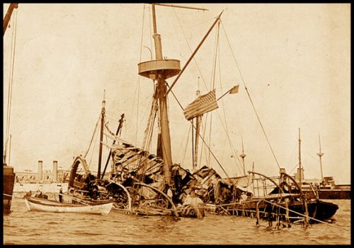 Así quedó el acorazado Maine luego de la tremenda explosión que sacudiera la tranquilidad del puerto habanero, en la noche del 15 de febrero de 1898