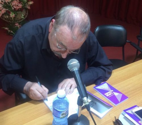 Ignacio Ramonet firmando ejemplares de su libro, en la Feria Internacional del Libro de La Habana (Foto: RME)