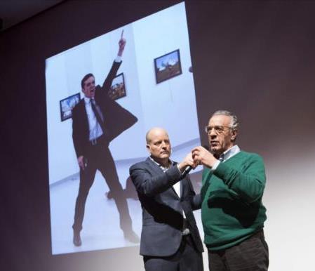 El fotógrafo turco Burhan Ozbilici (dcha), ganador del World Press Photo. (Foto: AFP)