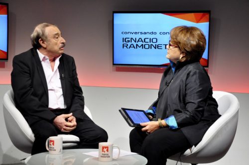 El periodista y catedrático español Ignacio Ramonet, entrevistado por la periodista Arleen Rodríguez Derivet, en el espacio Conversando con..., de la Mesa Redonda (Foto: Roberto Garaicoa)