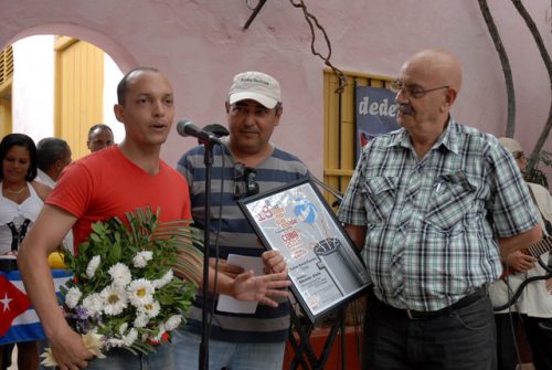 Charly, a la izquierda, en la premiación de la anterior edición de la Bienal Internacional de Humorismo Gráfico de San Antonio de los Baños (Foto: YAG)