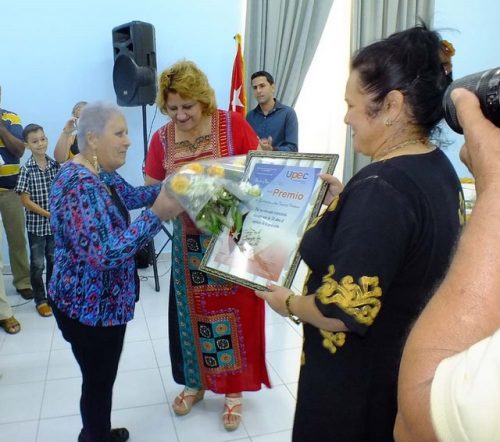 Guillermina Asia Ventura Jiménez recibió el Premio Provincial de Periodismo Antonio Hurtado del Valle (por la obra de la vida), de manos de la miembro del Comité Central y primera secretaria del Partido en Cienfuegos, Lidia Esther Brunet Nodarse. (Foto: Evelyn Milián Ferrer)