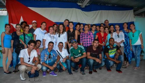 Participantes en el Encuentro del Club de Jóvenes Periodistas, realizado en la Casa de la Prensa, como parte de las actividades por la jornada de la prensa, en Las Tunas (Foto: Yaciel de la Peña/ACN)