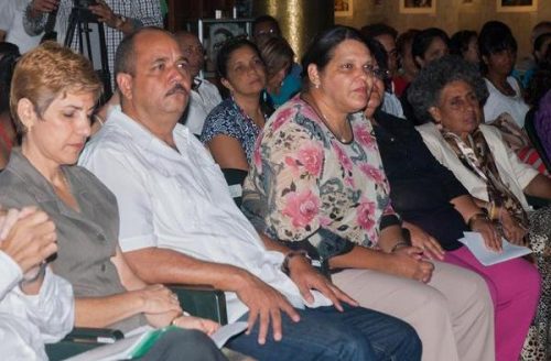 Mercedes López Acea (C), Primera Secretaria del Comité Provincial del Partido Comunista de Cuba (PCC), y Reinaldo García Zapata (centro izq.), Presidente de la Asamblea Provincial del Poder Popular, presiden el Acto por el Día de la Prensa Cubana, en el Memorial José Martí (Foto: Diana Inés Rodríguez / ACN)