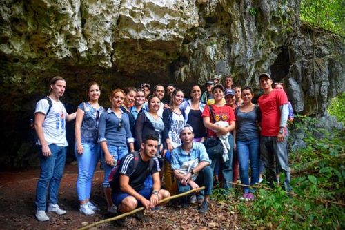 La Cueva de Sao Corona, sitio escogido en 1895 por el general Antonio Maceo para reeditar el periódico El Cubano Libre, en el municipio de Cueto, fue centro de una excursión realizada por jóvenes periodistas de Holguín, Cuba, el 9 de marzo de 2017, en saludo al Día de la Prensa Cuban (Foto: Juan Pablo Carreras/ACN)