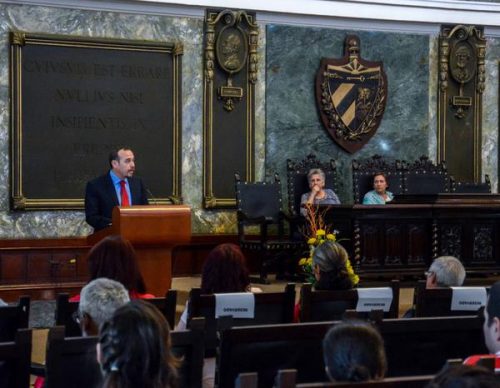 Raúl Garcés (podio), Decano de la Facultad de Comunicación de la Universidad de La Habana, durante su intervención en la inauguración de la Cátedra de Información y Comunicación para el Desarrollo, en el Aula Magna de la UH (Foto: Abel Padrón Padilla/ACN)