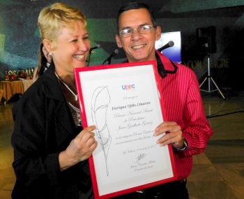 Enrique Ojito Linares, del periódico Escambray, recibe de Aixa Hevia, viceprimera de la Upec, el premio anual Juan Gualberto Gómez en prensa escrita (Foto: Yoandry Avila Guerra)