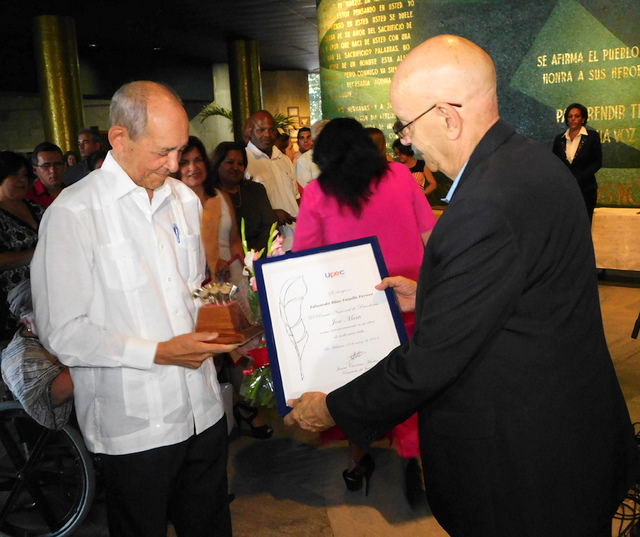 Eduardo Yassells (Izq.) recibe el Diploma del Premio Nacional de Periodismo José Martí, de manos de Antonio Moltó, presidente de la Upec (Foto: Yoandry Avila Guerra)