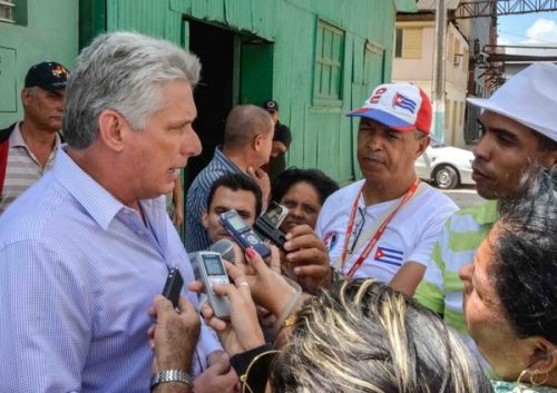 El Primer Vicepresidente cubano junto a varios representantes de medios de prensa de la provincia de Las Tunas (Foto: Yaciel Peña de la Peña/ACN)