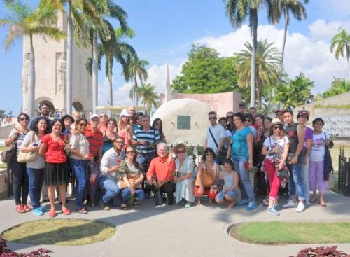 Trabajadores de Escambray y sus familiares rindieron tributo a Fidel en Santa Ifigenia. (Foto: periódico Sierra Maestra)