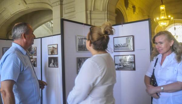 Las imágenes que integran la muestra fueron donadas por la Embajada de la Federación Rusa en Cuba (Foto: Oriol de la Cruz Atencio / ACN )
