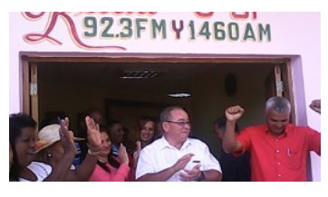 Trabajadores de la emisora 8SF junto al primer secretario del PCC en Santiago de Cuba, Lázaro Expósito (Foto: Radio8SF)