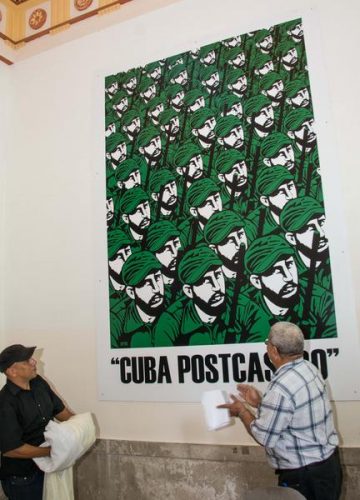 Gigantografía "Cuba Post Castro, obra del caricaturista cubano Arístides Esteban Hernández Guerrero (ARES) , develada en la sede nacional de la Upec. En la foto, el autor y Pedro de la Hoz, Premio Nacional de Periodismo (Foto: Marcelino Vázquez Hernández /ACN)