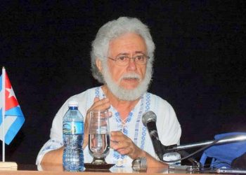 Luis Toledo Sande durante el conversatorio (Foto: Lisandra Cardoso)