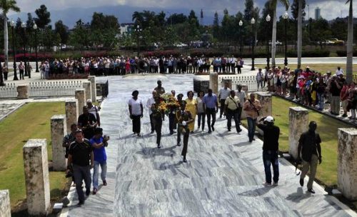 Homenaje a Martí y a Fidel en el Cementerio de Santa Ifigenia, en Santiago de Cuba, a nombre de todos los periodistas cubanos (Foto: Miguel Rubiera Jústiz/ACN)