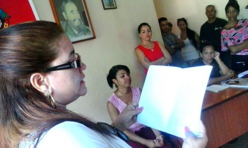 Presentación del libro sobre Fidel, publicado por la Editorial Pablo de la Torriente, en la emisora La Voz del Níquel, de Moa (Foto: RLC)