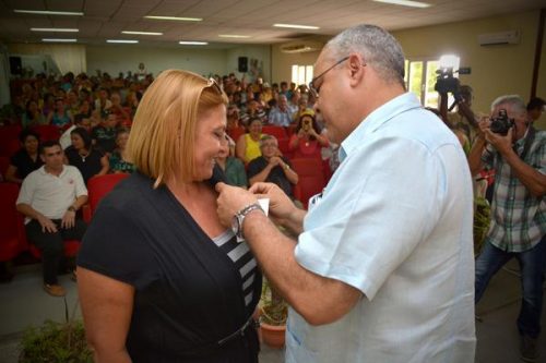 Luis Antonio Torres Iríbar (D), primer secretario del Partido Comunista de Cuba (PCC) en el territorio holguinero impuso la distinción Félix Elmuza, a la periodista Isabel Ríos (I), de la emisora Radio Holguín (Foto: Juan Pablo Carreras/ACN)