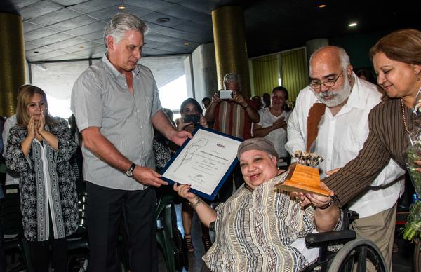 Miguel Díaz-Canel Bermúdez (I), primer vicepresidente de los Consejos de Estado y de Ministros, entrega a Isabel Moya, el Premio Nacional de Periodismo José Martí 2016 por la Obra de la Vida, en el Memorial José Martí (Foto: Marcelino Ortiz Vázquez/ACN)