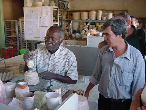 Manuel (d) en la Galería Taller de cerámica artística de Varadero, donde fue a parar cuando la crisis del Período especial, a inicios de los noventa, impactó de inmediato en la prensa cubana.