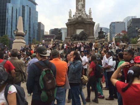 Artistas, académicos, estudiantes, periodistas y ciudadanos marcharon del Ángel de la Independencia hacia la PGR, bajo la consigna de "¡Ya basta!"