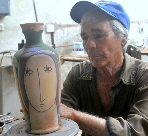 Manuel en su vertiente creativa de pintor y ceramista, al tiempo que mantiene su colaboración como caricaturista en el periódico Girón y otros medios de prensa (Foto: Lis García)