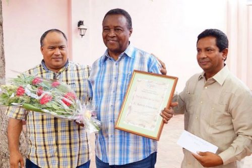 Martín Corona Jeréz (centro), ganador del premio periodístico por la obra de la vida en la provincia de Granma (Foto: MRC)