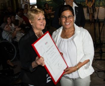 Minoska Cadalso Navarro (D), corresponsal de Radio Rebelde en Villa Clara, recibe el Premio Nacional de Periodismo Juan Gualberto Gómez en Radio por la Obra del Año 2016 (Foto: Marcelino Vázquez Hernández/ ACN)