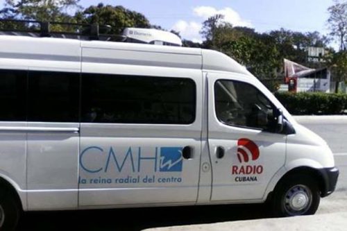 La nueva unidad móvil de radioperiodismo, estrenada en el Día de la Prensa Cubana, en Villa Clara (Foto: CMHW)