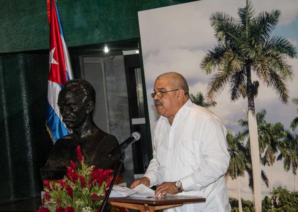 Pedro de la Hoz, Premio Nacional de Periodismo José Martí 2016 por la Obra de la Vida, interviene a nombre de los homenajeados (Foto: Marcelino Ortiz Vázquez/ACN)