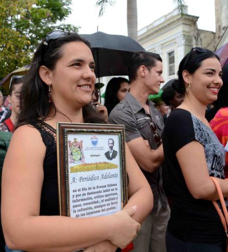 Periodistas camagüeyanos durante el acto por el Día de la prensa cubana, en Camagüey (Foto: Rodolfo Blanco Cué / ACN)