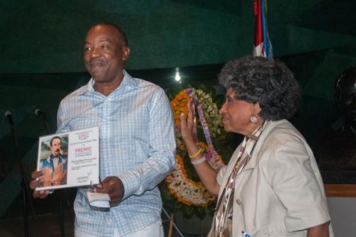 Raúl San Miguel Ponce de León (I), periodista del semanario Tribuna de La Habana, recibe el Premio José Leygonier por la obra del año 2016, en periodismo digital, de manos de Gladys Egües Cantero, Premio Nacional de Periodismo José Martí e integrante del Comité Nacional de la Upec (Foto: Diana Inés Rodríguez/ACN)