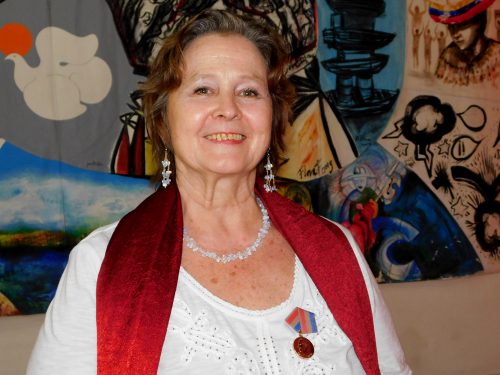 Sally O'Brien, periodista  y activista norteamericana amiga de Cuba, al recibir la Distinción Félix Elmuza este año (Foto: Yoandry Avila Guerra)