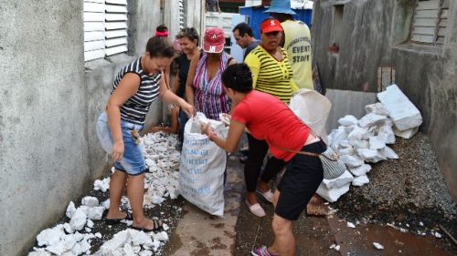 Periodistas de la emisora La Voz del Toa, de Baracoa, en trabajo voluntario de apoyo a damnificados por el huracán Matthew (Foto: Miguel Angel Sánchez Pineda)