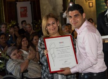 Wilmer Rodríguez Fernández (D), periodista del Sistema Informativo de la Televisión Cubana, recibe el Premio Nacional de Periodismo Juan Gualberto Gómez en Televisión por la Obra del Año 2016, de manos de Bárbara Doval (I), Vicepresidenta de la Upec (Foto: Macelino Vázquez / ACN)