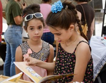 Infantes vueltabajeros se detienen a leer, durante la útima jornada de la XXVI Feria Internacional del Libro, en Pinar del Río, (Foto: Rafael Fernández Rossell/ACN)