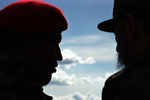 El presidente venezolano, Hugo Chávez Frías (I), conversa con su homólogo cubano, Fidel Castro Ruz (D), en el Estado de Carabobo, en Venezuela, el 29 octubre de 2000. (Foto : Juan Carlos Solórzano / ACN)